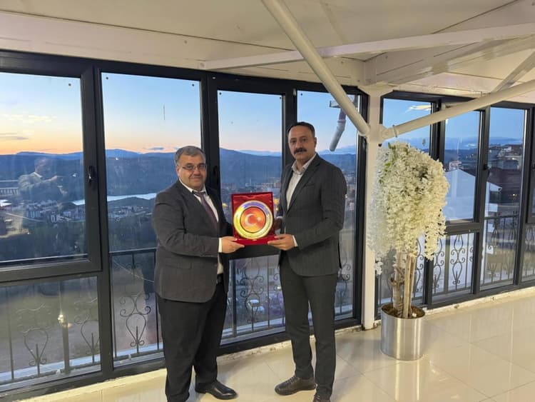 Tapu Müdürümüz Sayın Yahya Daşdemir için düzenlenen veda yemeği programında, Kaymakamımız Sayın Ömer Sirkeci’nin katılımıyla