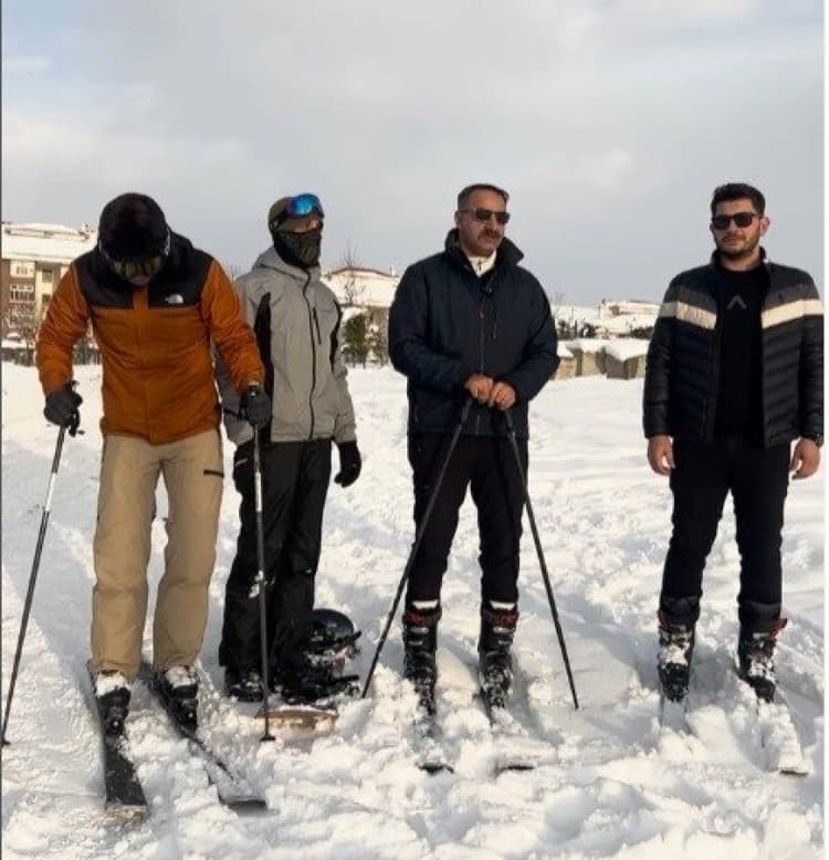 Erzincan’da Gençler Karın Keyfini Belediye Başkanıyla Çıkardı