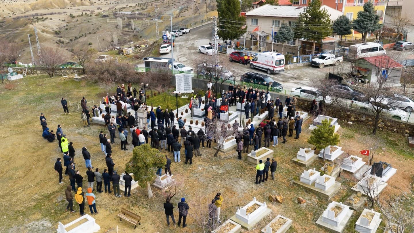 İliç Maden Şehitlerimizi Kabri Başında Dualarla Andık