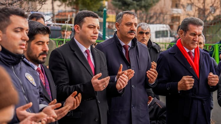 İliç Maden Şehitlerimizi Kabri Başında Dualarla Andık
