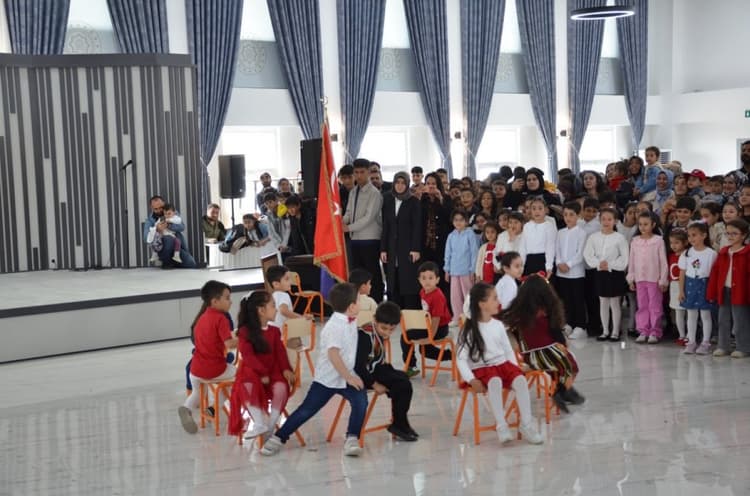 Millet iradesinin tecelli ettiği, bağımsızlığımızın simgesi 23 Nisan’ı büyük bir gururla kutluyoruz.