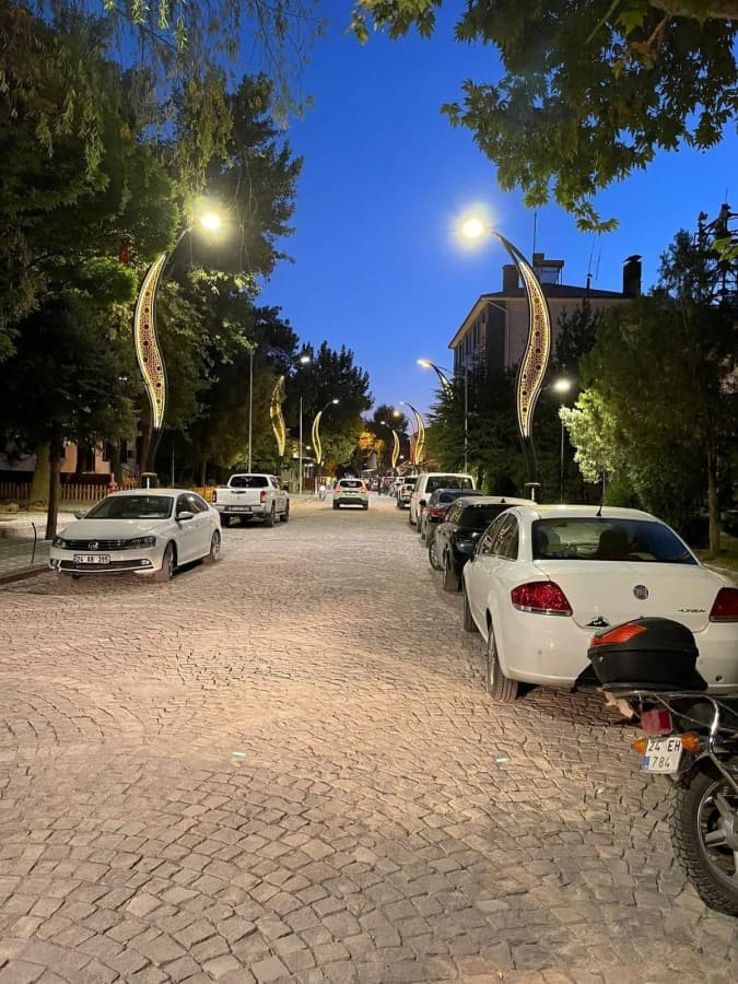 HÜKÜMET CADDESİ YENİ YÜZÜYLE GÖZ KAMAŞTIRIYOR
