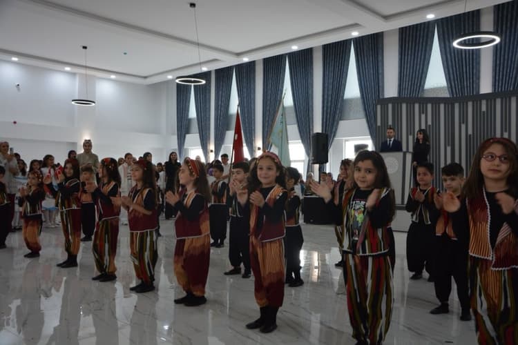 Millet iradesinin tecelli ettiği, bağımsızlığımızın simgesi 23 Nisan’ı büyük bir gururla kutluyoruz.
