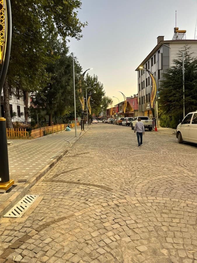 HÜKÜMET CADDESİ YENİ YÜZÜYLE GÖZ KAMAŞTIRIYOR