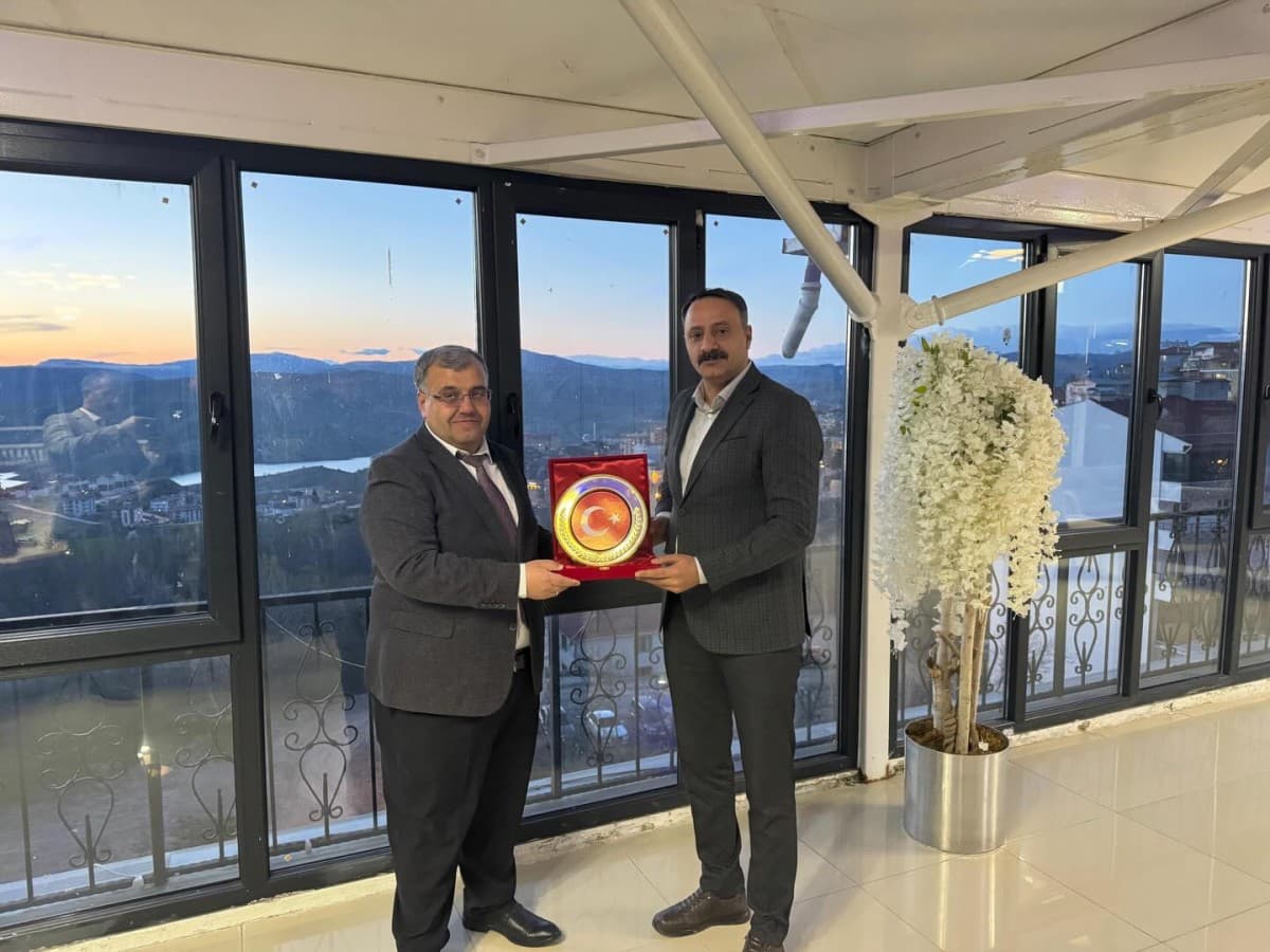 Tapu Müdürümüz Sayın Yahya Daşdemir için düzenlenen veda yemeği programında, Kaymakamımız Sayın Ömer Sirkeci’nin katılımıyla; İlçe Müftümüz Sayın İsa Karasu ve kurum amirlerimizle bir araya geldik.