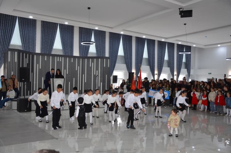 Millet iradesinin tecelli ettiği, bağımsızlığımızın simgesi 23 Nisan’ı büyük bir gururla kutluyoruz.